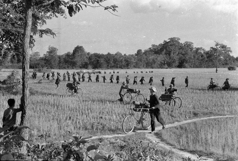 Đồng bào huyện Châu Thành, Tây Ninh tải đạn và lương thực ra tiền tuyến (1968)