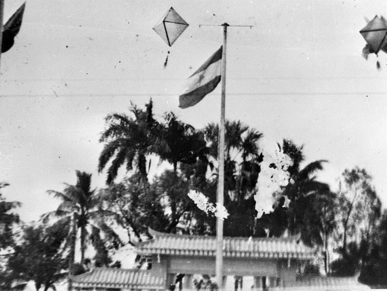 Vào lúc 6 giờ 15 phút ngày 31-1-1968, lá cờ của Liên minh các lực lượng dân chủ và Hoà bình Việt Nam được kéo lên cột cờ toà Tỉnh trưởng Thừa Thiên-Huế