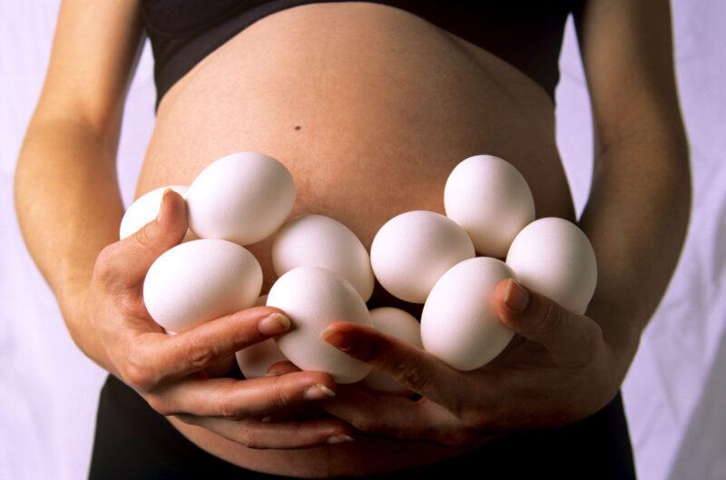 Ăn trứng gà sống có tác dụng gì với bà bầu?