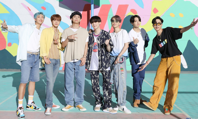 RM - Leader của BTS - Nhóm nhạc được mệnh danh là 'Những chàng hoàng tử nhạc Pop" (thành viên ngoài cùng bên trái)