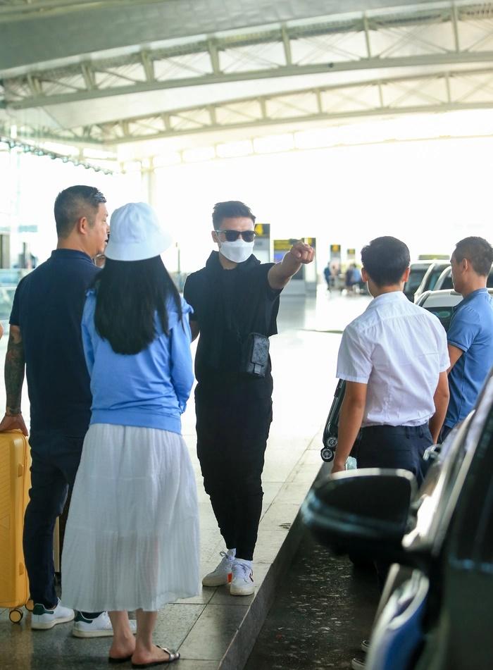Chu Thanh Huyền tiễn Quang Hải ra sân bay