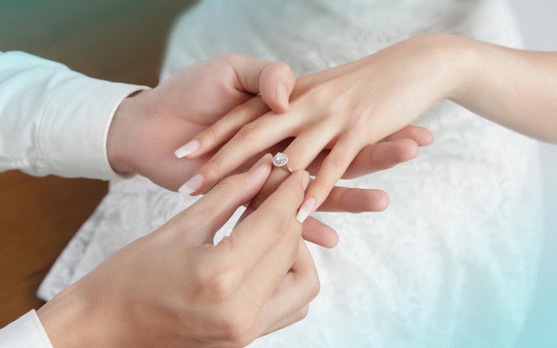 Nhẫn cưới đeo tay nào? Hướng dẫn đeo nhẫn cưới cho cô dâu và chú rể