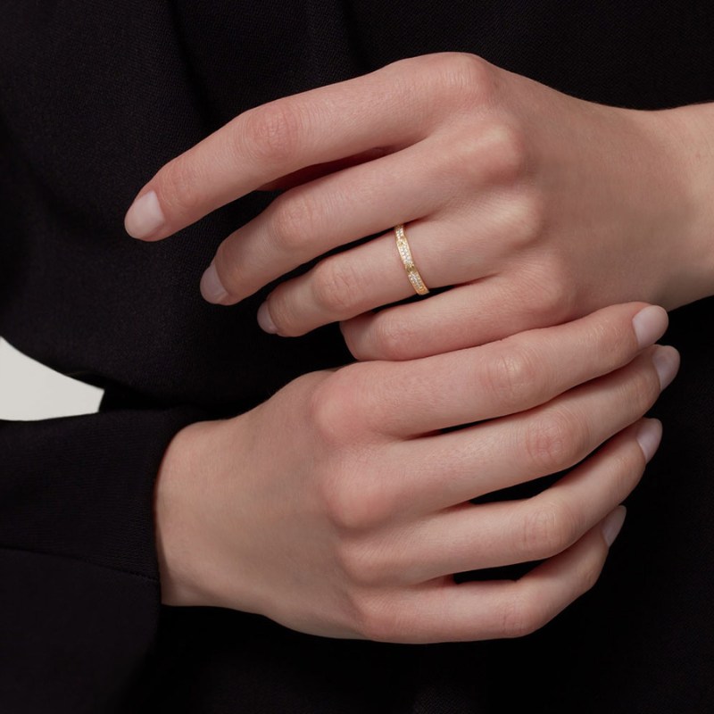 Các ngón tay đeo nhẫn cưới mang ý nghĩa gì?